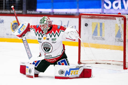 Timrås Olli Palola (ej i bild) gör 2-1 bakom Frölundas