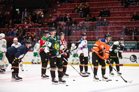Brynäs spelare värmer upp i sina moderklubbars tröjor