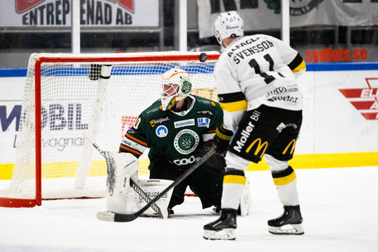 Kristianstads målvakt Filip Larsson och Västerås Anton
