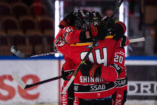 Luleås Julius Honka jublar med lagkamrater