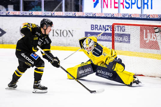Västerås Alexander Lunsjö och Södertäljes målvakt