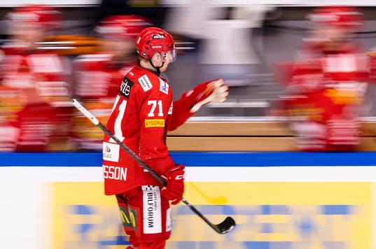 Almtunas Jakob Ragnarsson gör 1-0 och jublar