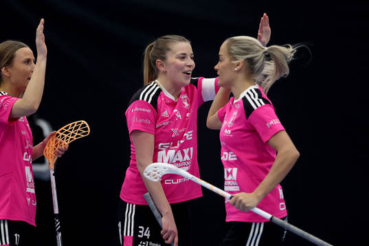 Faluns lagkapten Moa Gustafsson jublar