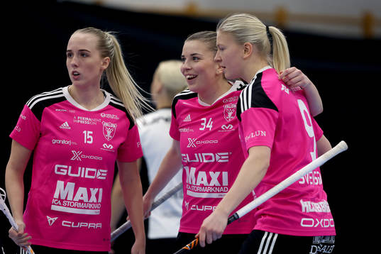 Faluns Lisa Svarfvar, lagkapten Moa Gustafsson och Ellen