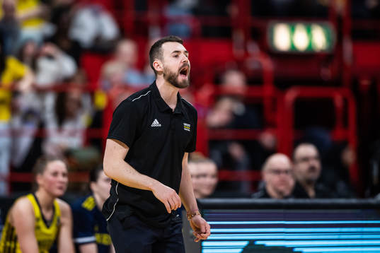 coach Kevin Taylor-Lundgren of Sweden