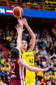 Anete Steinberga of Latvia and Amanda Zahui of Sweden