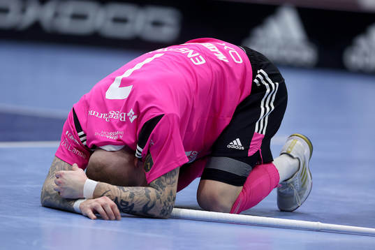 Faluns Rasmus Enström får en klubba i huvudet