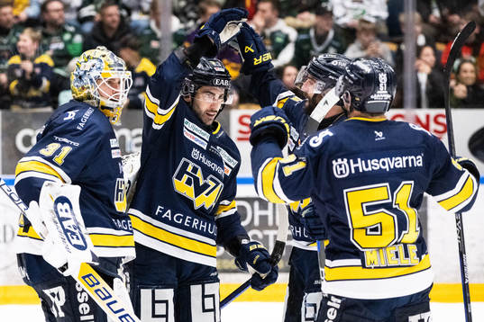HV71s Joseph Laleggia jublar
