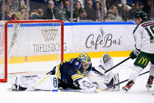 HV71s målvakt Joni Ortio mot Färjestads Marcus Nilsson