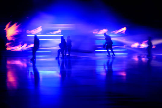 Spelarna åker in på isen innan ishockeymatchen i SHL