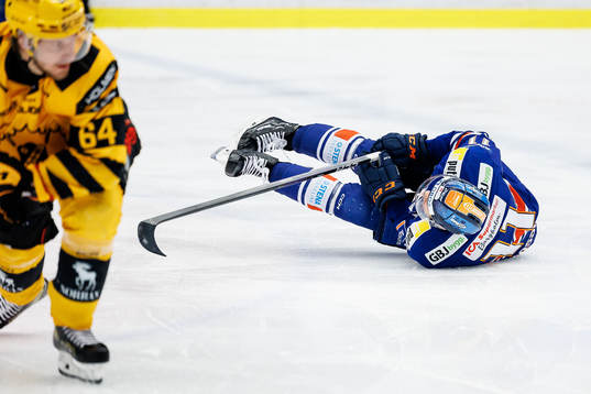 Växjös Kalle Kossila faller