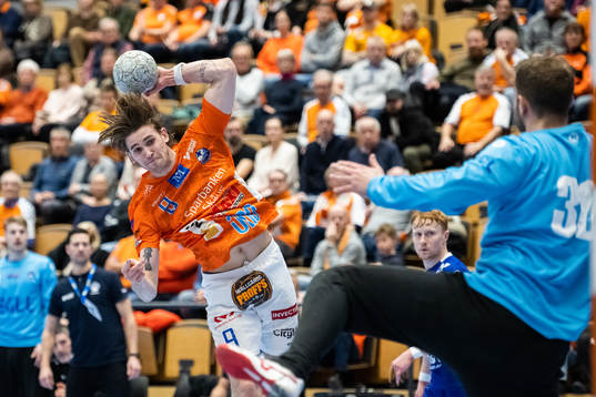 IFK Kristianstads Anton Hallbäck och Hallbys målvakt