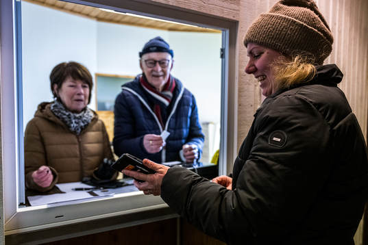 Veronica Nilsson köper biljett av Inga och Göran Svensson