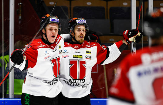 Örebros spelare med Emil Larsson jublar