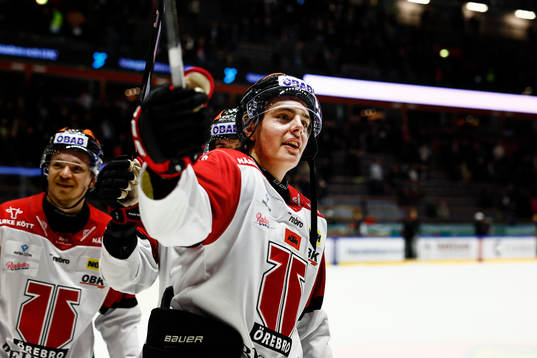 Örebros Leo Carlsson jublar