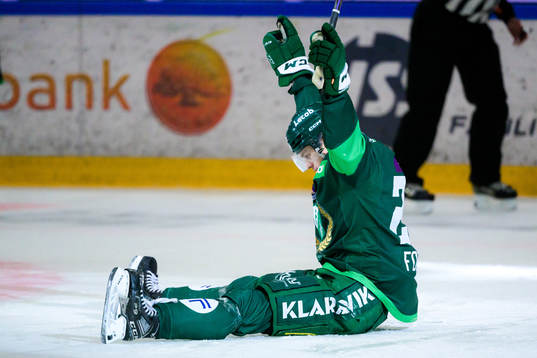Färjestads Lucas Forsell jublar när han gjort 2-0