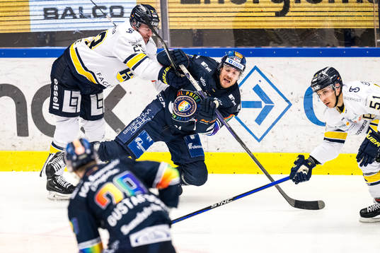 HV71s Nicholas Shore och Växjös Erik Josefsson