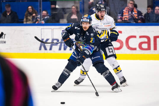 Växjös Brian Cooper och HV71s Fredrik Forsberg