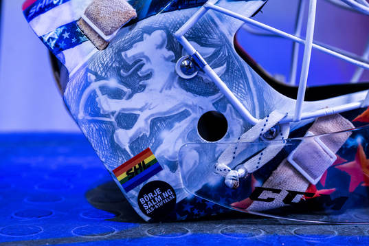 målvaktshjälm med prideflagga och börje samling sticker