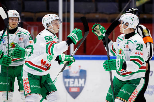 Rögles Adam Engström jublar