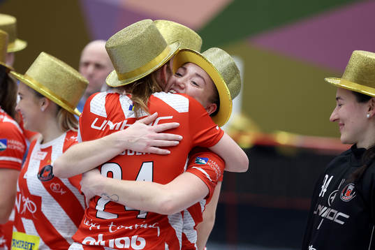 Pixbos lagkapten Ida Sundberg och Moa Andersson jublar