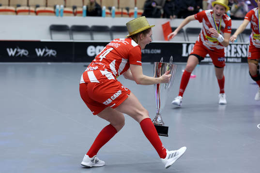 Pixbos lagkapten Ida Sundberg med Gulpokal