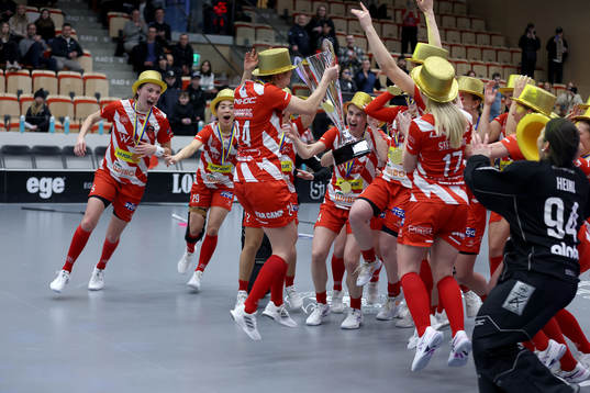 Pixbos lagkapten Ida Sundberg med Gulpokal