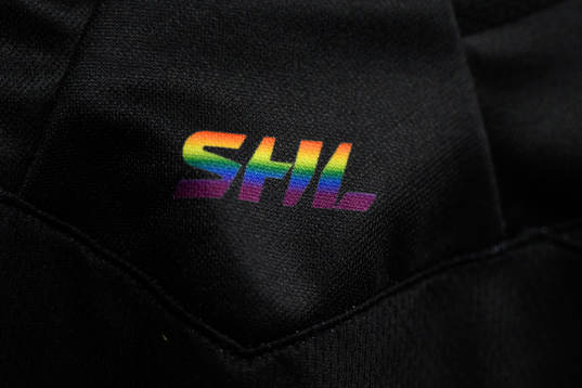 Matchtröja med regnbågsfärgad SHL-logo i