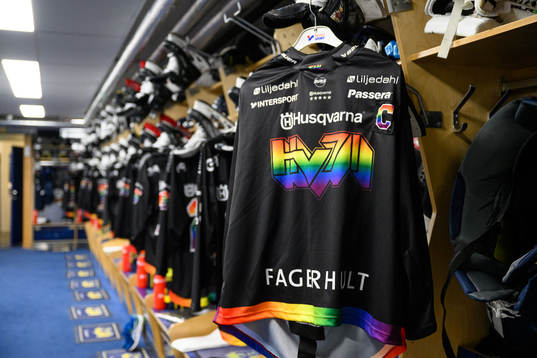 s klubbmärke i regnbågens färger i omklädningsrummet