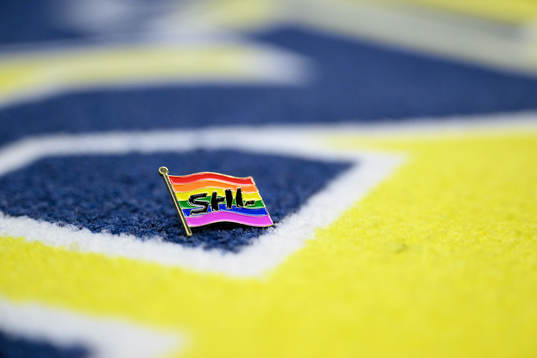 Pin med regnbågsfärgad SHL-logo innan ishockeymatchen i