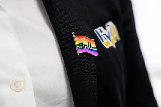 Pin med regnbågsfärgad SHL-logo innan ishockeymatchen i
