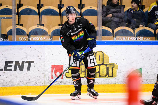 HV71s Victor Sjöholm värmer upp innan ishockeymatchen i