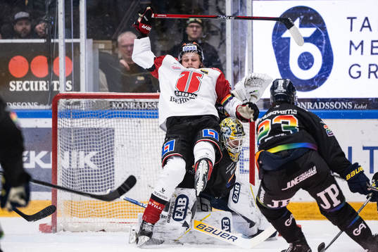 Örebros Milton Oscarson faller över HV71s målvakt Joni