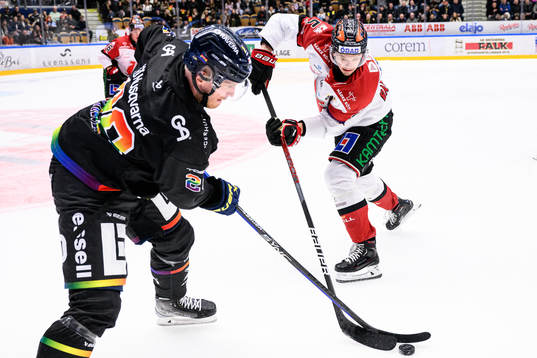 HV71s Joonas Nättinen och Örebros Gustav Backström