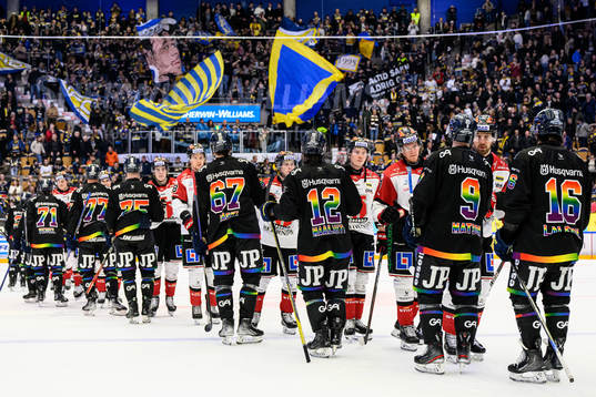 Spelarna tackar varandra