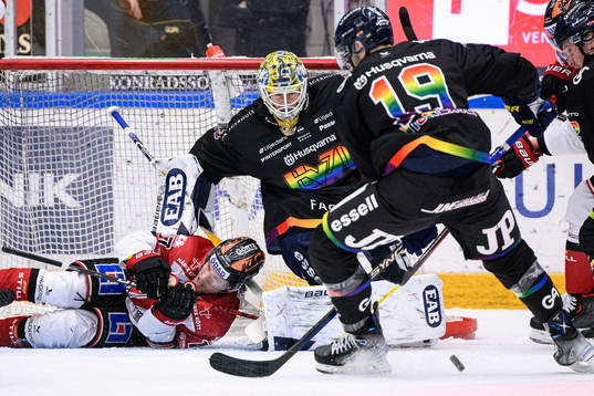Örebros William Wikman och HV71s målvakt Joni Ortio