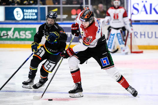 HV71s Oscar Fisker Molgaard och Örebros Leo Carlsson