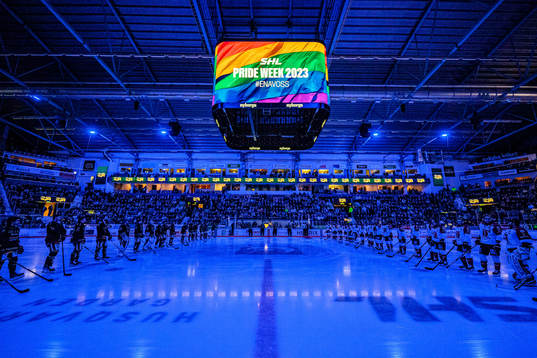 Prideflagga på mediakuben vid lineup innan ishockeymatchen