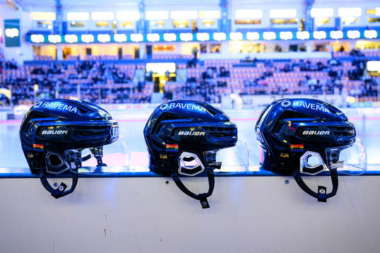 Prideflaggor på hjälmar innan ishockeymatchen i SHL