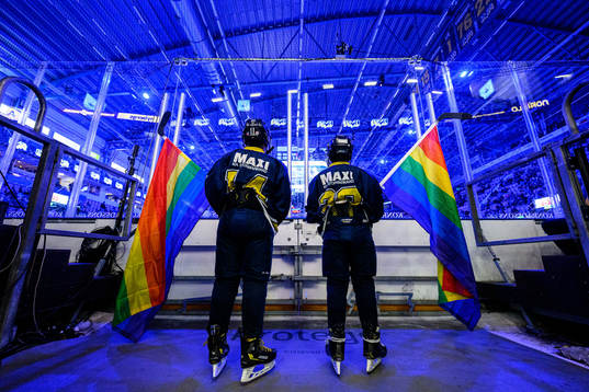 Juniorer med prideflaggor innan