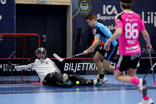 Faluns målvakt Johan Rehn räddar skott