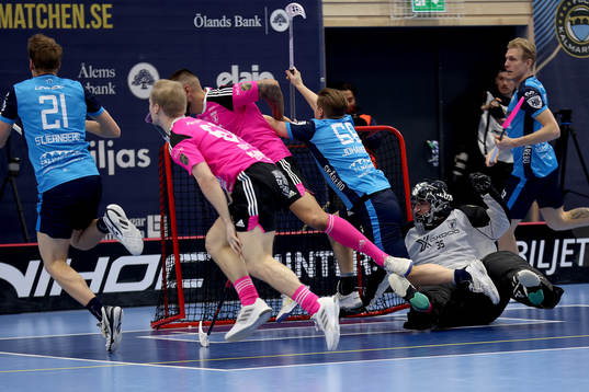 Kalmarsunds Marcus Johansson springer in i målburen