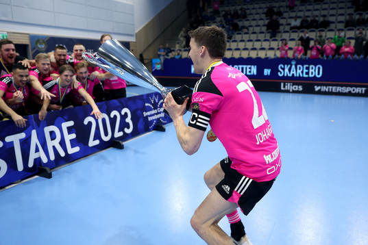 Faluns Lagkapten Emil Johansson jublar