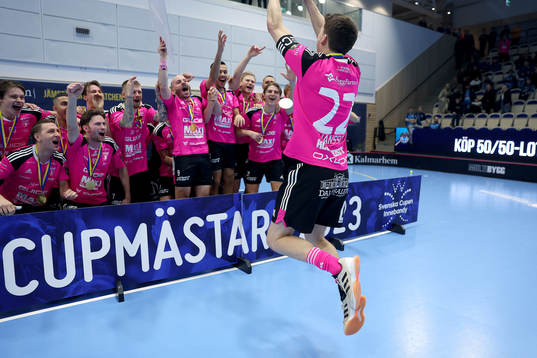 Faluns Lagkapten Emil Johansson jublar