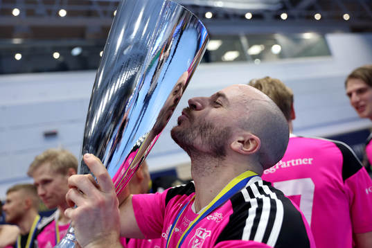 Faluns Alexander Galante Carlström kysser pokalen