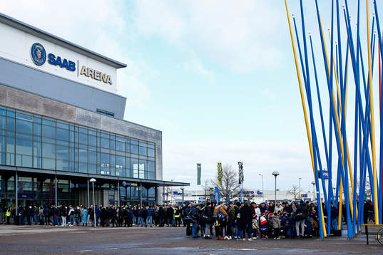 Köer utanför slutsåld SAAB Arena