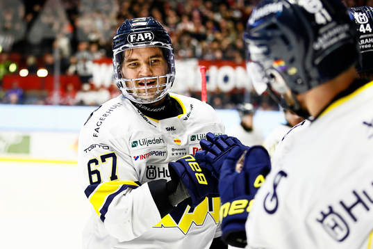 HV71s Oliwer Kaski jublar
