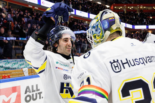 HV71s Joseph Laleggia jublar
