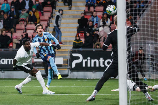 Örebros Nasiru Moro och Djurgårdens Gustav Wikheim