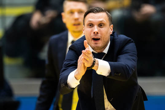 Head coach Ludwig Degernäs of Sweden